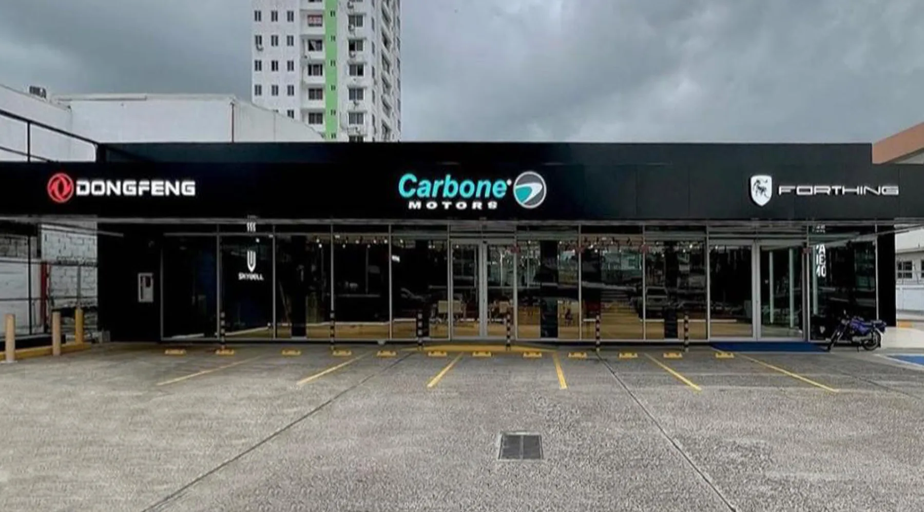 Fachada de concesionario Carbone Motors en ACM, Panamá
